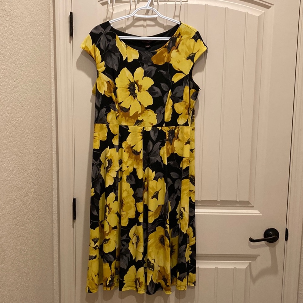Signature by Robbie Bee Women’s Size 14 Yellow Floral Fit & Flare Dress Stretch